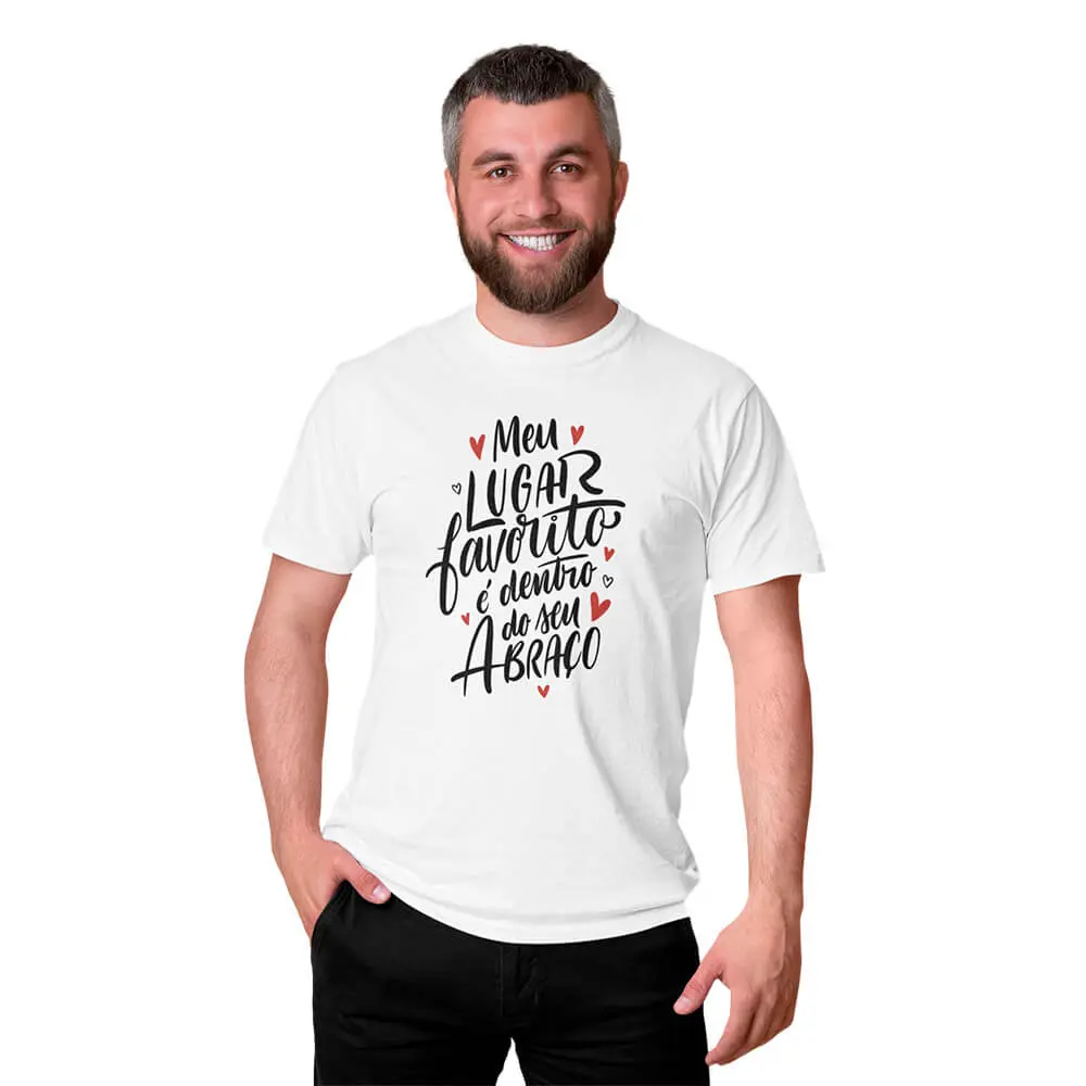 Camisa O Meu Lugar Favorito É Dentro do Seu Abraço 3 Camisa O Meu Lugar Favorito É Dentro do Seu Abraço