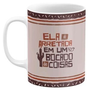 Caneca Xilogravura Ela É Arretada em Um Bocado de Coisas - Image 1